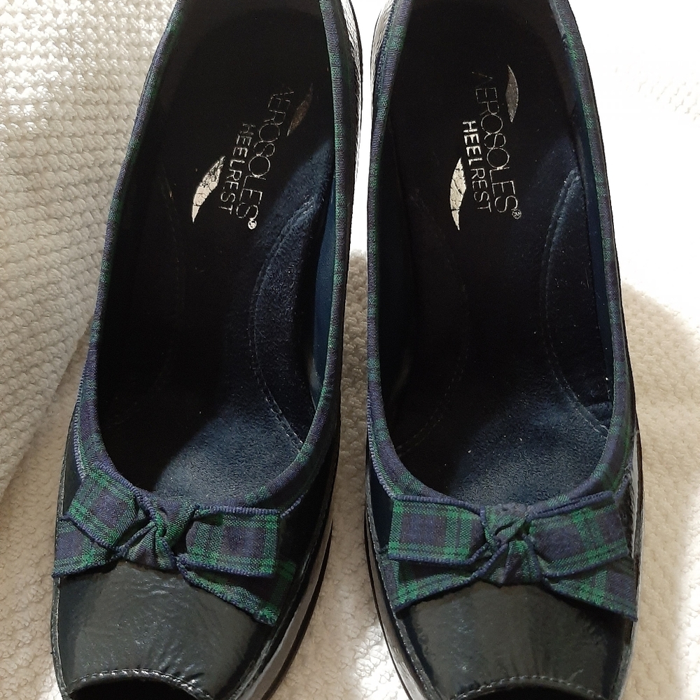 Size 6 dark blue Aerosoles with heel rest design